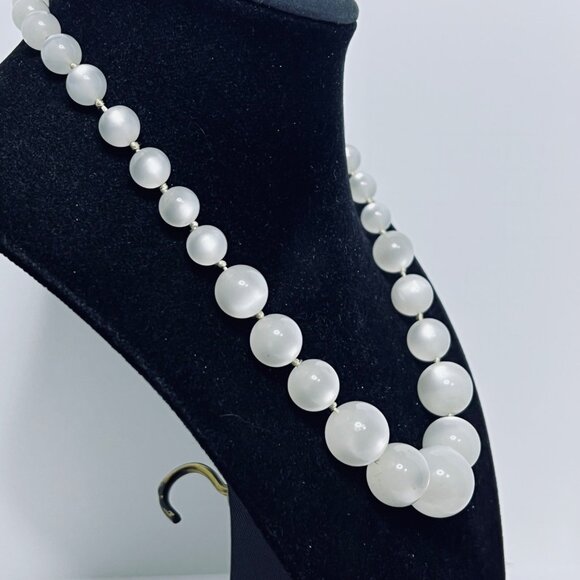 Vintage Chunky White Moonglow Graduated Bead Necklace (5662) - Picture 3 of 6